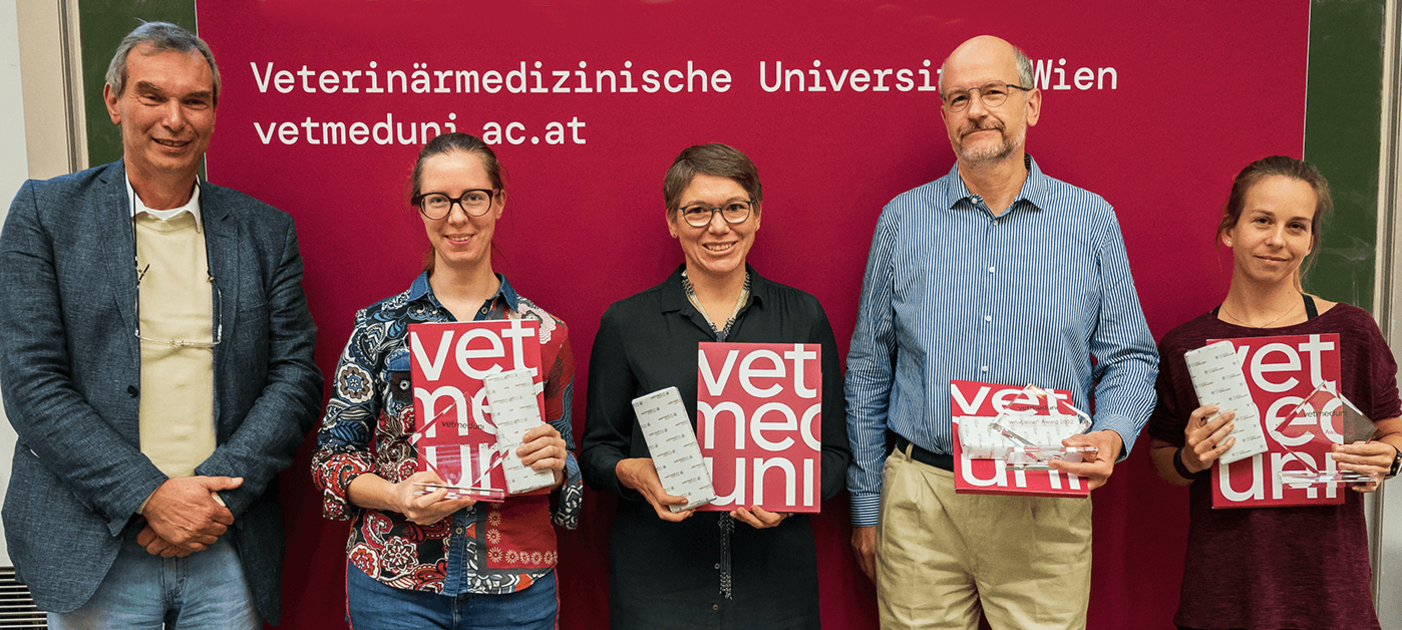 Verleihung der Vetucation Awards 2022 (v.l.n.r.): Vizerektor für Lehre Jürgen Rehage und die GewinnerInnen Phebe de Heus, Jessika Cavalleri, Balasz Gerics und Judith Radloff.