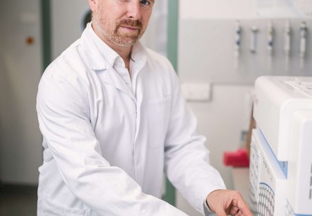 Portr&auml;t von Tobias K&auml;ser in Arbeitsumgebung