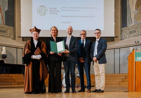 v.l.n.r.: Reinhard Straubinger (Dekan der Tier&auml;rztlichen Fakult&auml;t der LMU), Anna-Caroline W&ouml;hr (LMU), Herwig Grimm (Vetmeduni), Josef Ebenbichler (Vorstandsvorsitzender Forster-Steinberg), Matthias Gauly (Rektor der Vetmeduni)