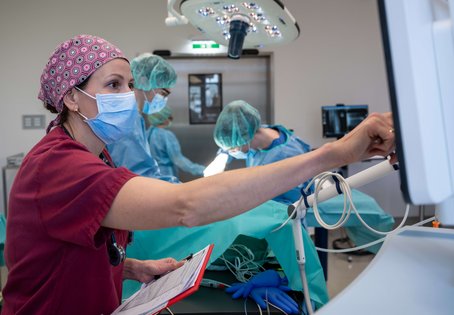 Ivana Calice bei einem Eingriff in der Kleintierklinik