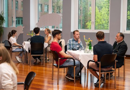 Landesveterinärdirektor Peter Eckhardt und Sandra Polliner im Gespräch mit Studierenden