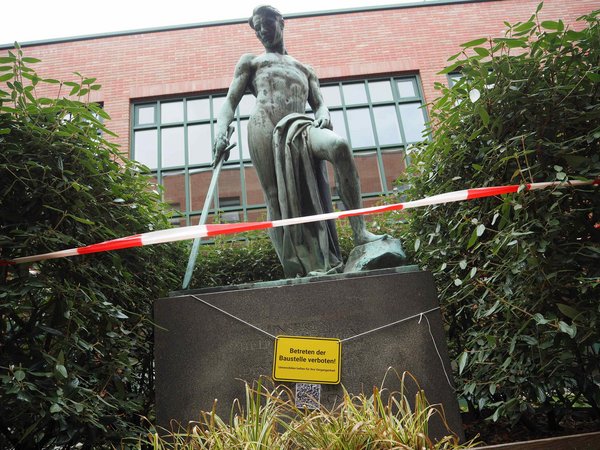 Kriegerdenkmal der Vetmeduni mit Hinweisschild und Absperrband