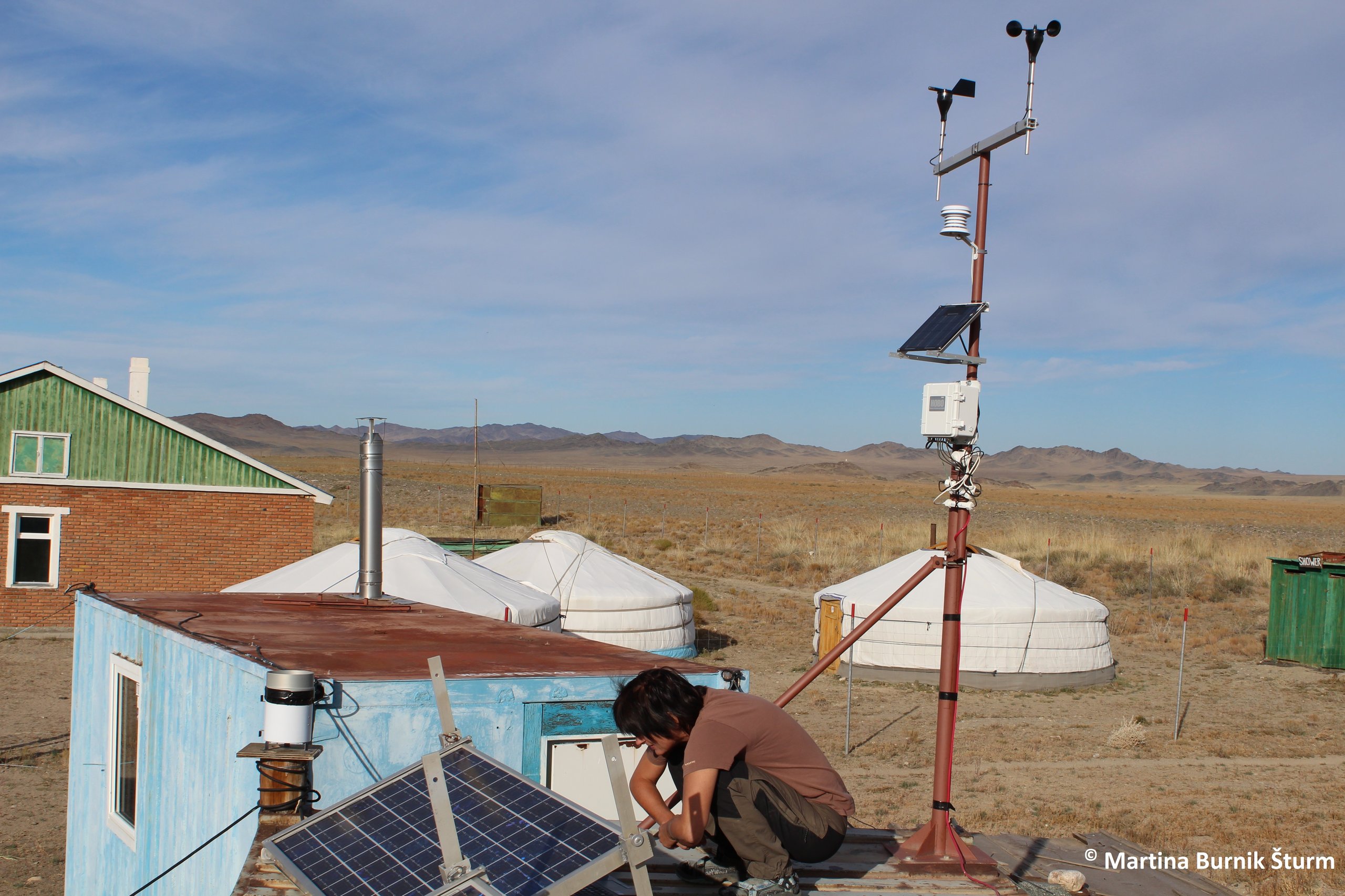 Foto zeigt Wetterstation im Takhin-Tal Camp