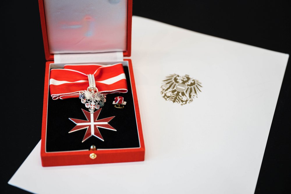 Das Ehrenzeichen für Verdienste um die Republik Österreich wird an Personen verliehen, die für die Republik Österreich hervorragende gemeinnützige Leistungen vollbracht und ausgezeichnete Dienste geleistet haben. 