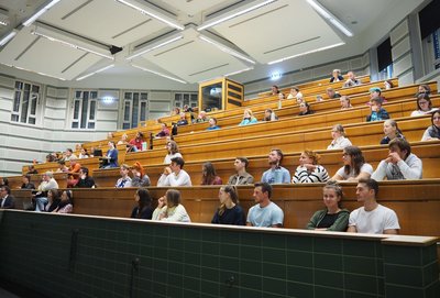 Vorlesungsteilnehmer:innen im Hörsaal C