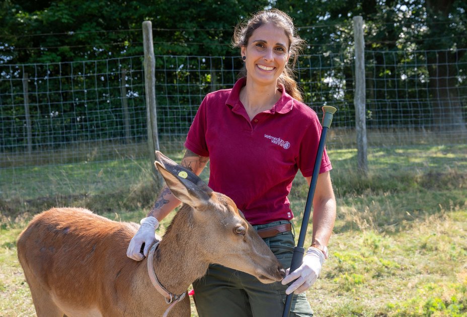 Friederike Pohlin mit einem Rothirsch