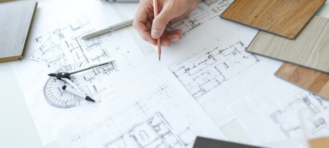 Jemand schreibt auf einen Raumplan