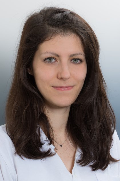 Carina Strohmayer erhält den Heimtierpreis zur Forschung ihrer Dissertation über den Zusammenhang von Wirbelkörperinfektionen und Erkrankungen des Darms. Foto © Michael Bernkopf/Vetmeduni Vienna