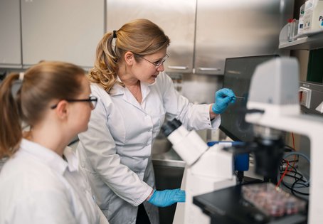 Eines der Forschungsgebiete von Jule Michler, Assistenzprofessorin für regenerative Veterinärmedizin und Physiologie, sind Wundheilungsstörungen. Ihr Ziel ist es, Forschungsergebnisse in die Anwendung zu bringen.