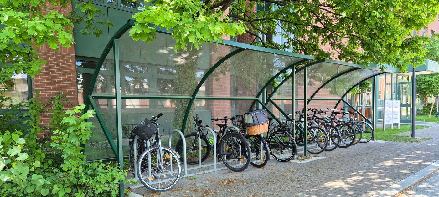 Transparent überdachter Fahrradständer mit Rädern