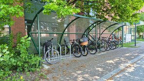 Transparent &uuml;berdachter Fahrradst&auml;nder mit R&auml;dern