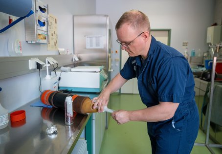 Martin Kaps bei der Arbeit im Labor