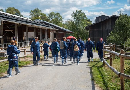 [Translate to English:] Besichtigung der VetFarm, Foto: Thomas Suchanek/Vetmeduni