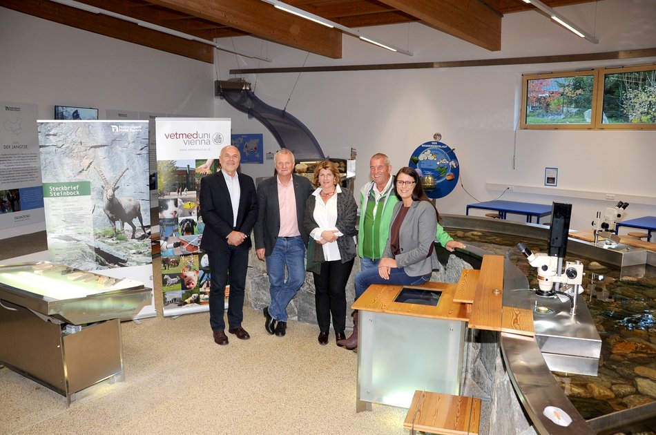 Walter Arnold (Vetmeduni Vienna), Günther Novak (Bürgermeister Mallnitz), Barbara Ladstätter (Abt. Bildung, Land Kärnten), Klaus Eisank (Nationalpark Hohe Tauern) und Landesrätin Sara Schaar (v.l.n.r.) bei den 1. Mallnitzer Tagen. Foto © Peter Schober