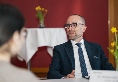  Alexander Tavella (Direktor des IZSVe) beim Vernetzungstreffen "Südtirol trifft Wien".