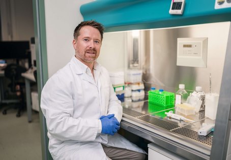 Tobias K&auml;ser im Labor