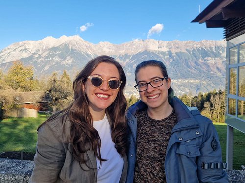 2 Personen vor Berglandschaft