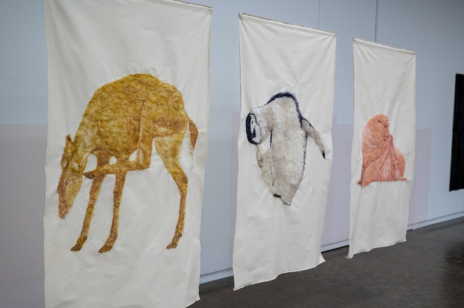 Itchy & Scratchy (2021) von Nora Severios; Ausstellungsansicht aus der Kunsthalle Wien; Foto: Michael Bernkopf/Vetmeduni