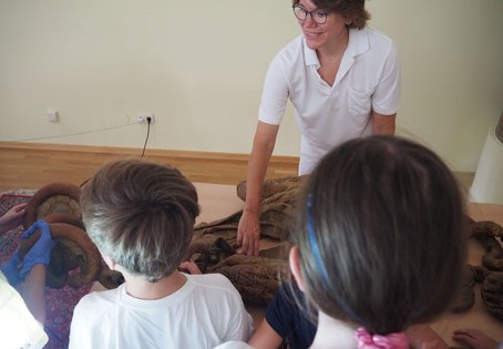 Veterinärmedizinerin Jessika Cavalleri machte in ihrem Workshop zu Koliken anhand von mitgebrachten Exponaten die Pferdeverdauung begreifbar. 