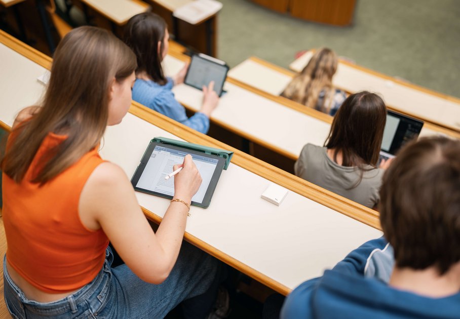 Studierende im Hörsaal mit Tablets