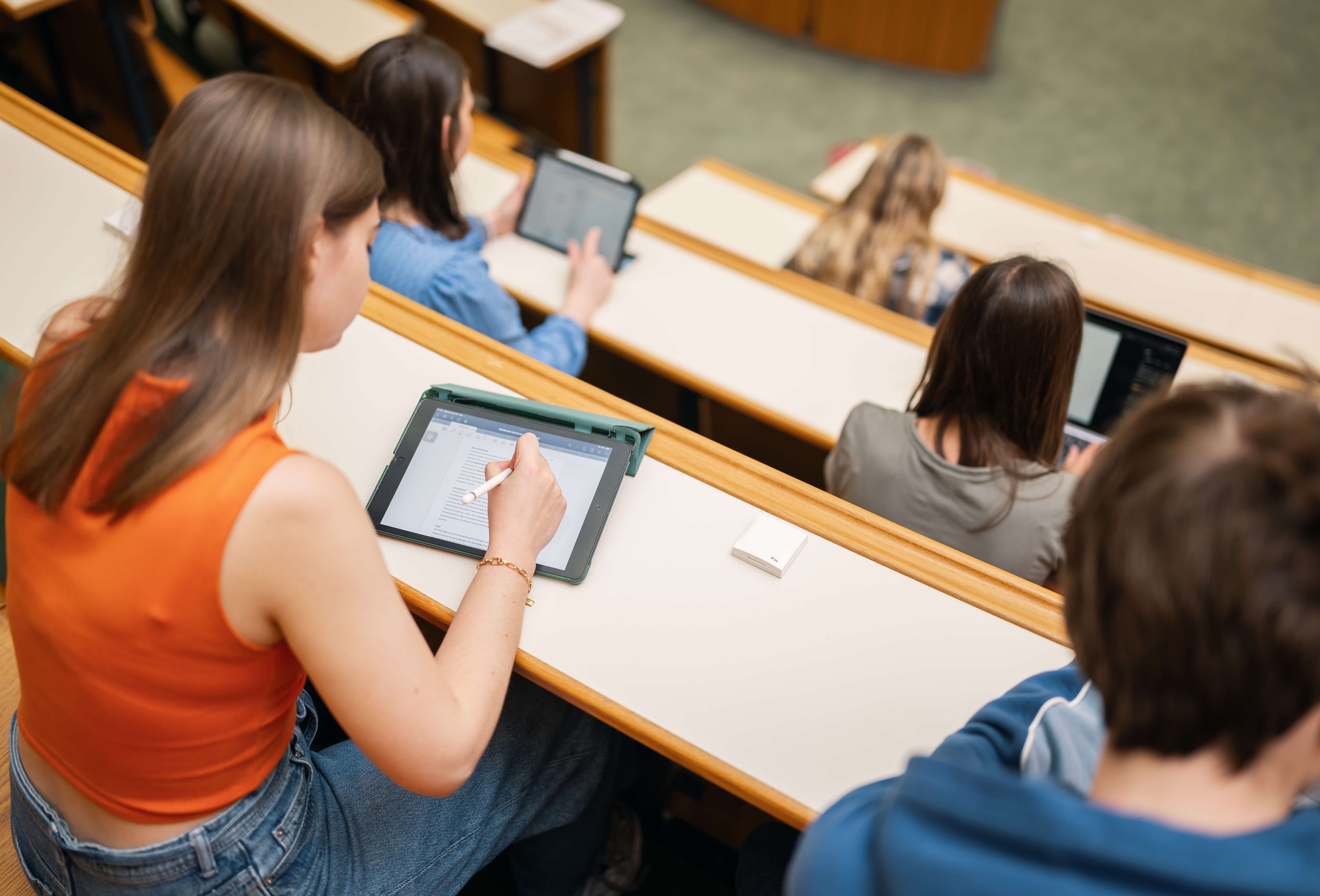 Studierende im H&ouml;rsaal mit Tablets