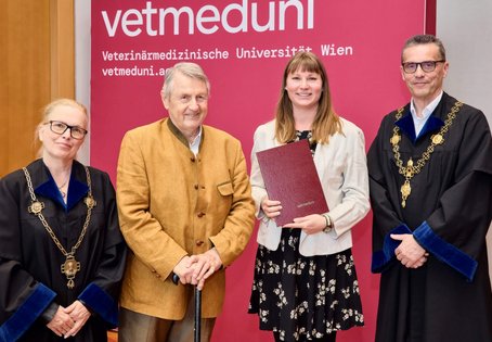 Verleihung des Armin Tschermak von Seysenegg-Preis, v.l.n.r.: Vizerektorin Barbara Bockstahler, Werner Frantsits (Verein Gesellschaft der Freunde der Vetmeduni), Viktoria Neubauer und Rektor Matthias Gauly. Foto: Ernst Hammerschmid/Vetmeduni