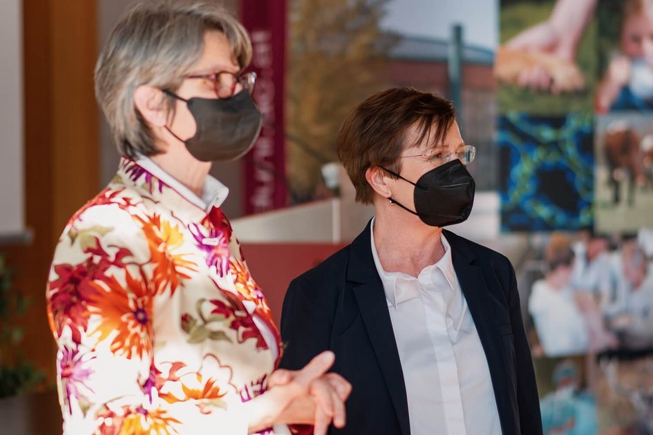 Rektorin Petra Winter und Doris Schmidauer. Foto: T. Suchanek/Vetmeduni Vienna