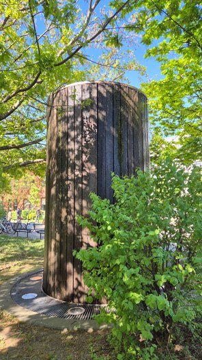 Wasserturm zwischen B&auml;umen
