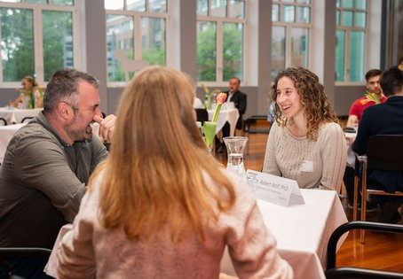 Robert Wolf (Geschäftsführer des TGD Steiermark) im Austausch mit Studierenden