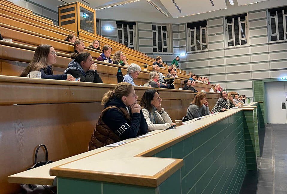 Zuhörer:innen und Zuschauer:innen im Hörsaal E