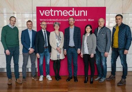 Rektorin Petra Winter, Gerlinde Wiedenhofer, Florian Beikircher, Franz Hintner, Alexander Tavella, Alois Furtschegger, Lorenz Khol und Benjamin Arnold vorm Festsaal anlässlich des VetmedRegio Vernetzungstreffens "Südtirol trifft Wien", Foto: T. Suchanek