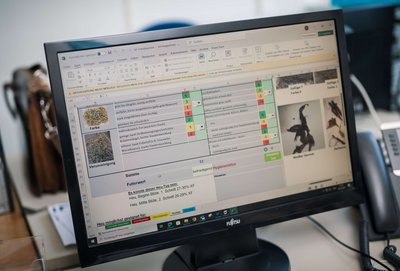 Ein Bildschirm zeigt die HeuApp© der Vetmeduni.