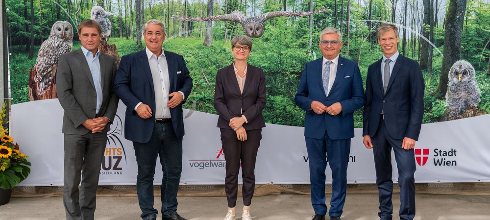 Stadtgartendirektor Rainer Weisgram, Bezirksvorsteher Ernst Nevrivy, Rektorin Petra Winter, Alfred Riedl, Präsident des Österreichischen Gemeindebundes und Richard Zink, Leiter der Österreichischen Vogelwarte der Vetmeduni. 