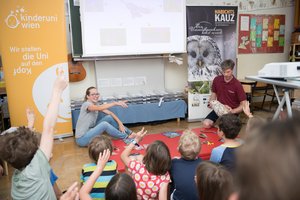 Theresa Walter und Richard Zink bei der Kinderuni erzählen den Kindern über Habichtskauz und Wildtiere in der Stadt