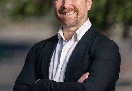 Portr&auml;t von Tobias K&auml;ser