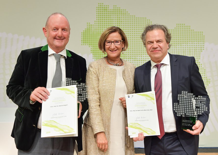 Landeshauptfrau Johanna Mikl-Leitner (Mitte) gratulierte den Würdigungspreisträgern Martin Wagner und Oliver Grau (v.l.n.r.). Foto © NLK Pfeiffer