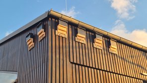6 nummerierte Fledermausquartiere aus Holz