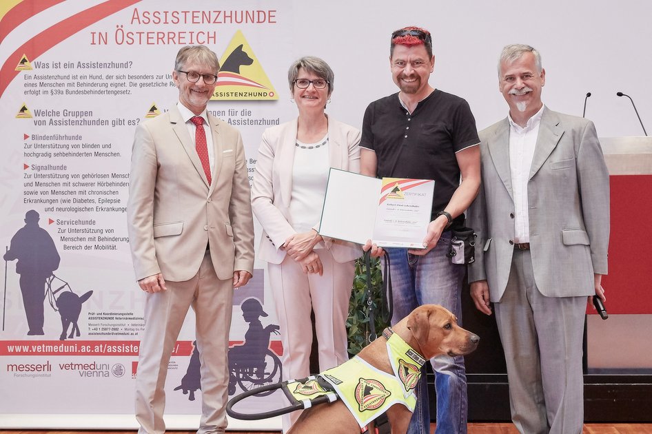 Feierliche Verleihung der Zertifikate. Im Bild, v.l.: Manfred Pallinger vom BMASGK, Rektorin Petra Winter, Robert-Paul Schreihofer mit Hund Zoe und Karl Weissenbacher von der Assistenzhunde-Prüfstelle. Foto © Ernst Hammerschmid/Vetmeduni Vienna