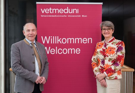 Landtagspräsident Max Hiegelsberger mit Rektorin Petra Winter. Foto: Thomas Suchanek/Vetmeduni
