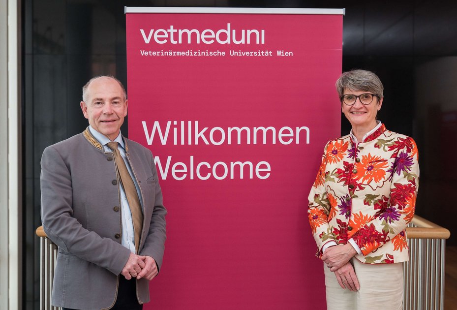 Landtagspräsident Max Hiegelsberger mit Rektorin Petra Winter. Foto: Thomas Suchanek/Vetmeduni