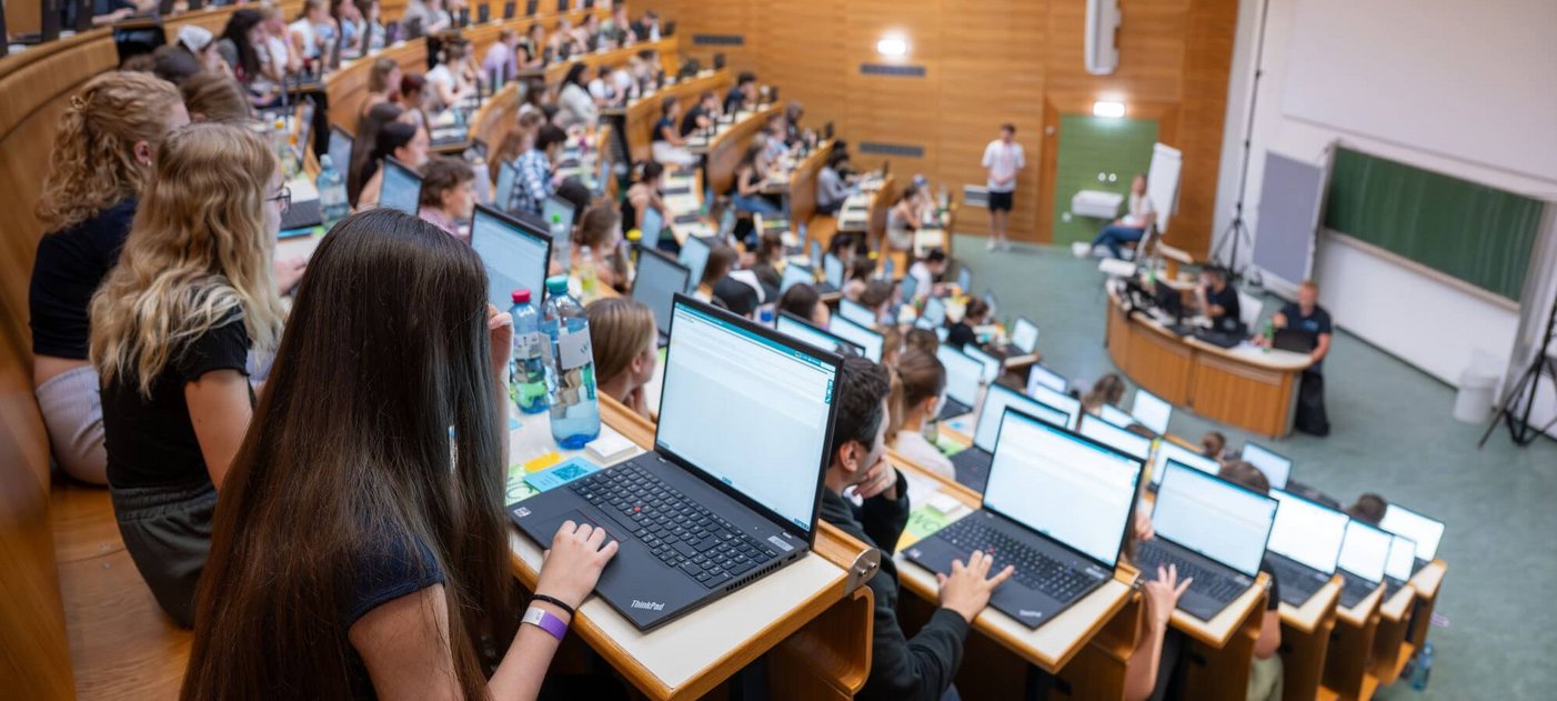 Studienanwärter:innen beim Aufnahmeverfahren im Hörsaal