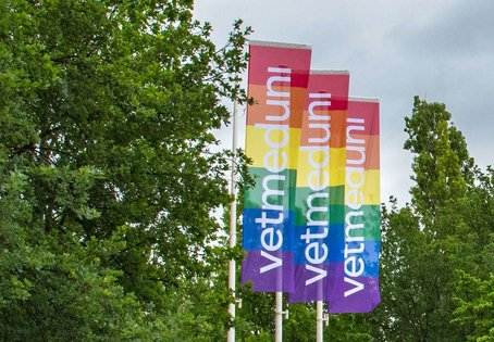Ein Zeichen für Toleranz und Vielfalt: Die Vetmeduni zeigt Flagge und setzt sich damit für die Gleichberechtigung aller Menschen ein. Foto: Stephanie Scholz/Vetmeduni
