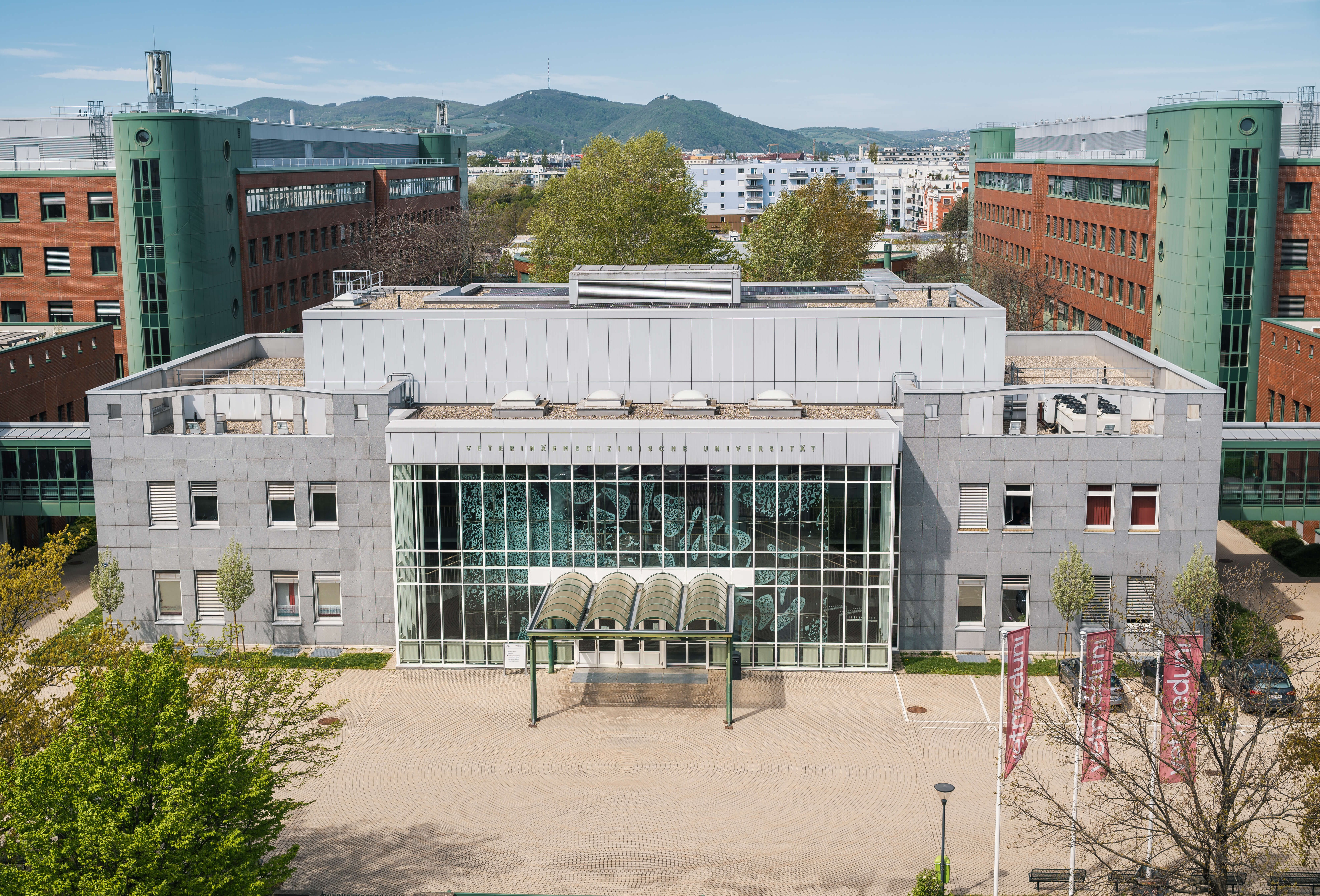 Vetmeduni Campus mit Kahlenberg im Hintergrund