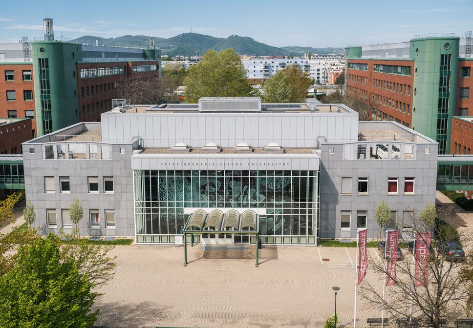 Vetmeduni Campus mit Kahlenberg im Hintergrund