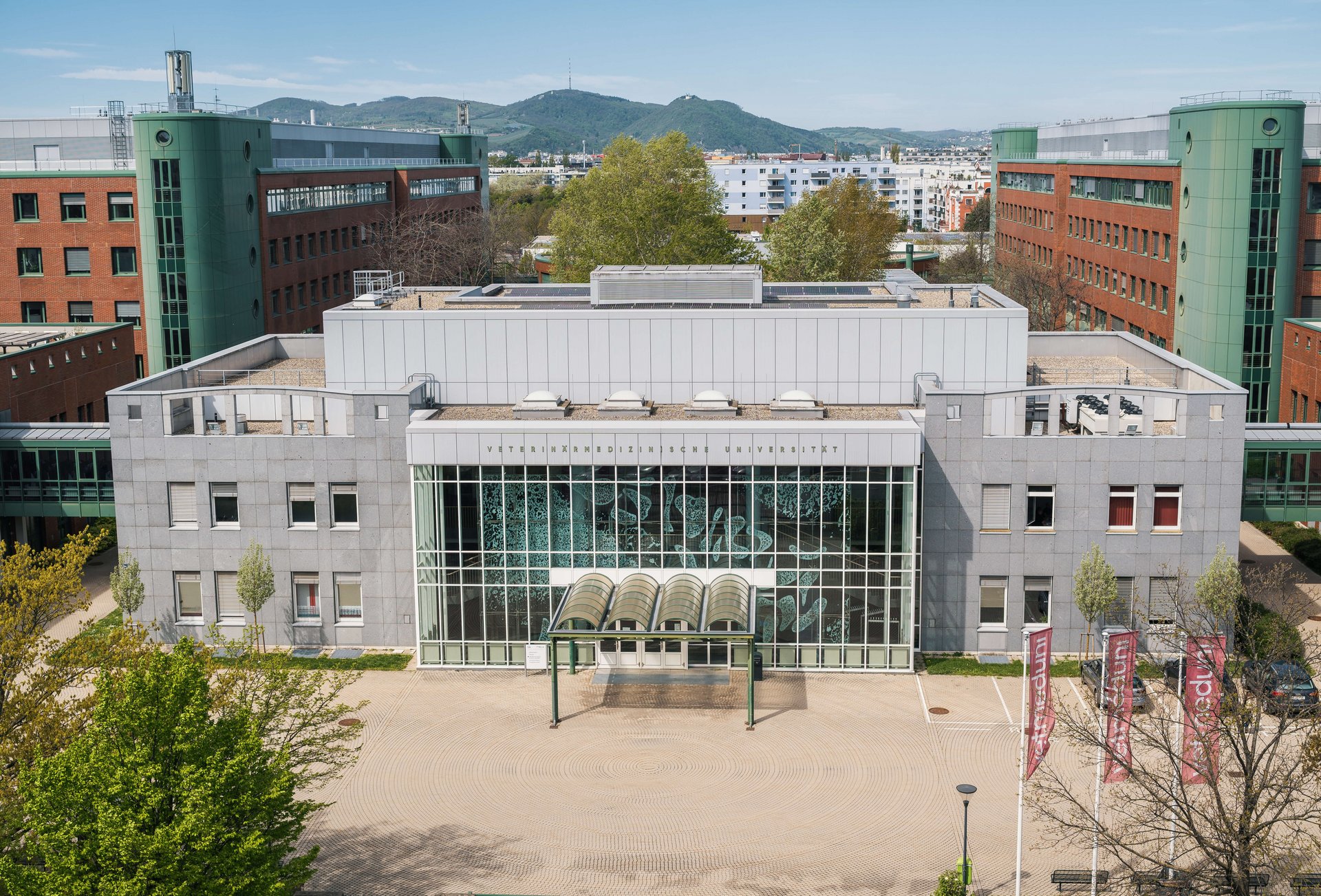 Vetmeduni Campus mit Kahlenberg im Hintergrund