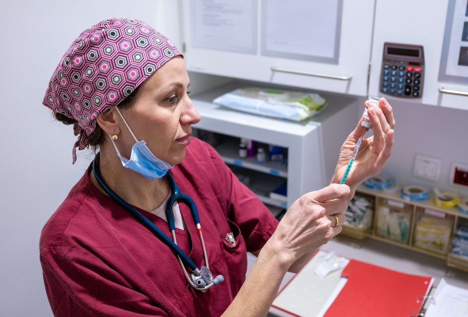 Ivana Calice ist Assistenzprofessorin für Anästhesie, Analgesie und perioperative Intensivmedizin Ivana Calice bereitet eine Infiltration vor.