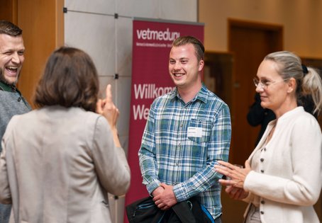 Florian Flicker (Kleintierarzt Obersteiermark), Barbara Wolfger (Großtierpraktikerin in St. Michael) und Sandra Polliner (Fachbereich Fleischhygiene und Tierarzneimittel) im Austausch mit Studierenden beim Vernetzungstreffen "Steiermark trifft Wien"