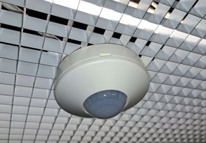Bewegungsmelder an Decke