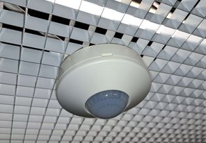 Bewegungsmelder an Decke