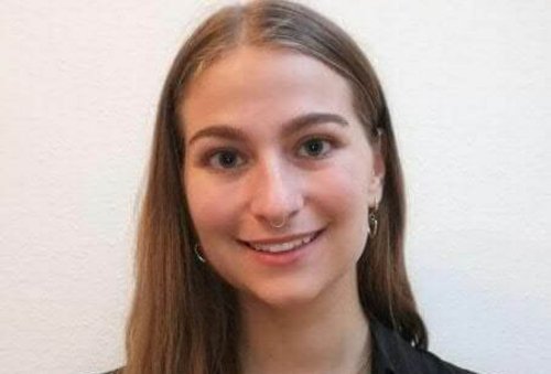 Pia Saria, junge Frau mit langen hellbraunen Haaren